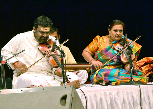 S R Mahadeva Sarma & S R Rajasree performs violin duet at Shanmukhananda Sabha at Mumbai
